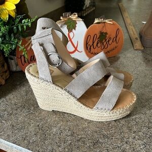 Dolce Vita Shae Wedge
Sandals 9.5 Gray Leather
Suede Platform